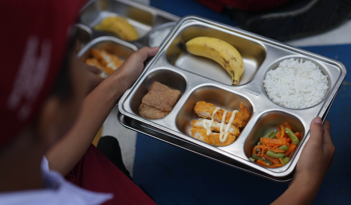 President Prabowo Asks for Review of IDR 15,000 Free Nutritious Meal Budget per Student