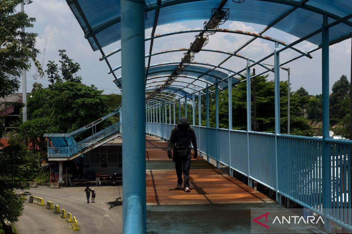 Transport observer urges Jakarta administration to evaluate all pedestrian bridges