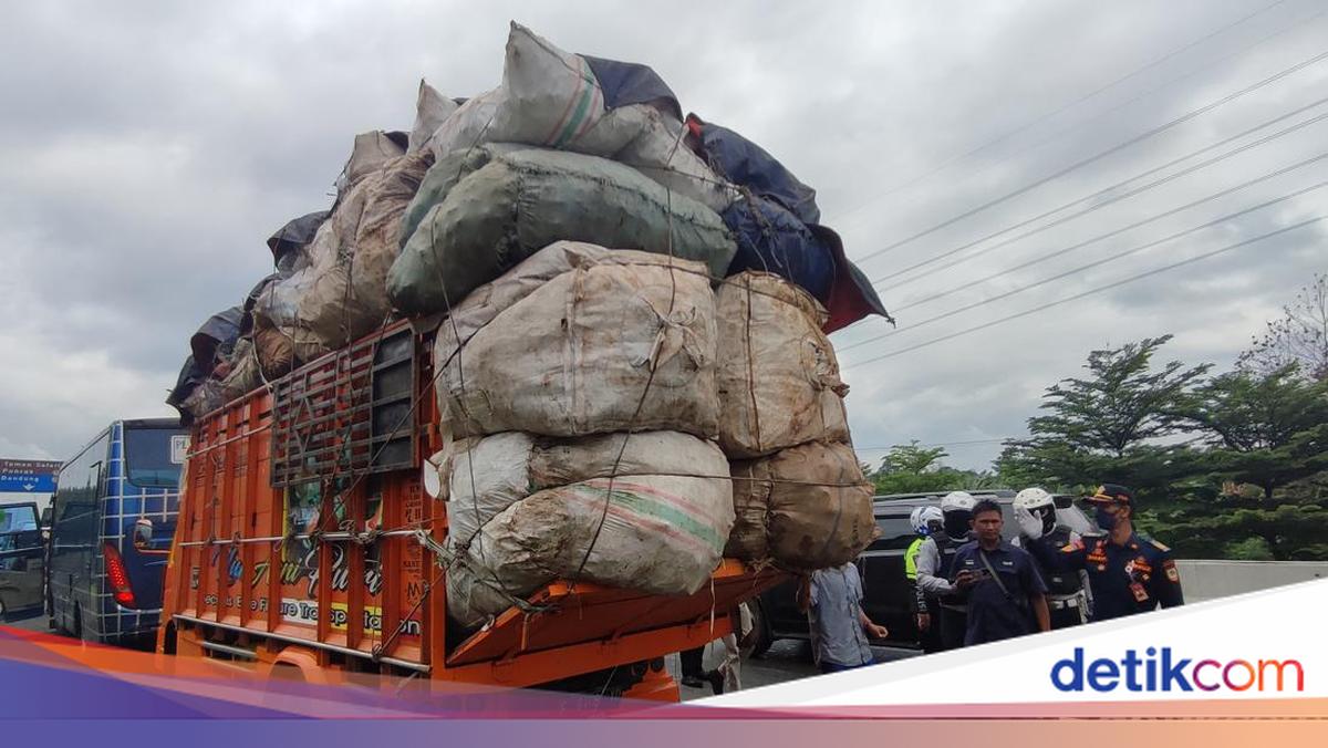 Jakarta Transport Agency Partners with Metro Police to Crack Down on Overloaded Trucks After Tendean Footbridge Incident