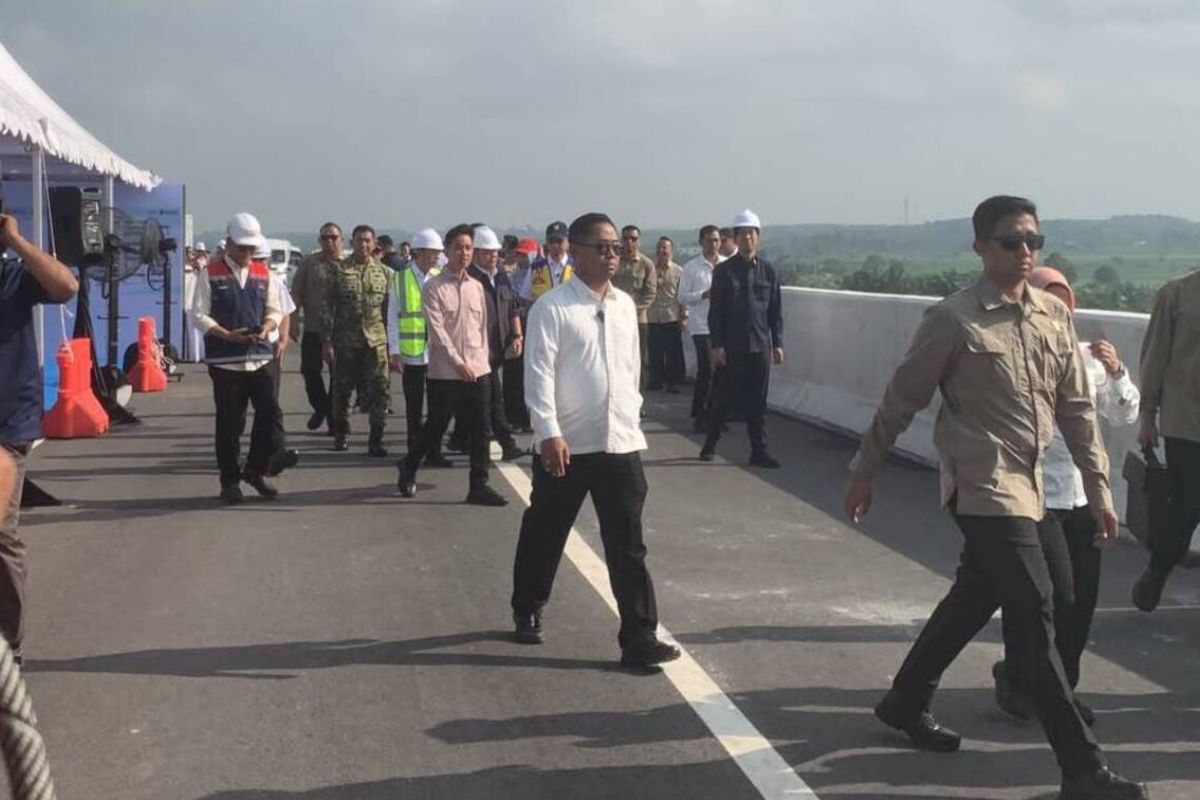 VP Gibran reviews progress of Palembang-Betung toll bridge project