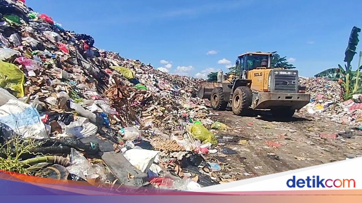 Banten Environment Agency Urges Landfill Operators to Routinely Douse Waste to Prevent Fires