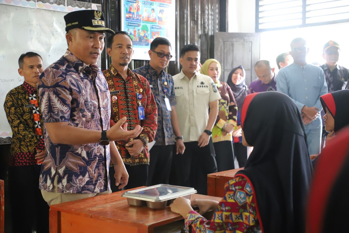 West Lampung Regent Inspects Free Nutritious Meal Programme Quality in Schools to Ensure Standards