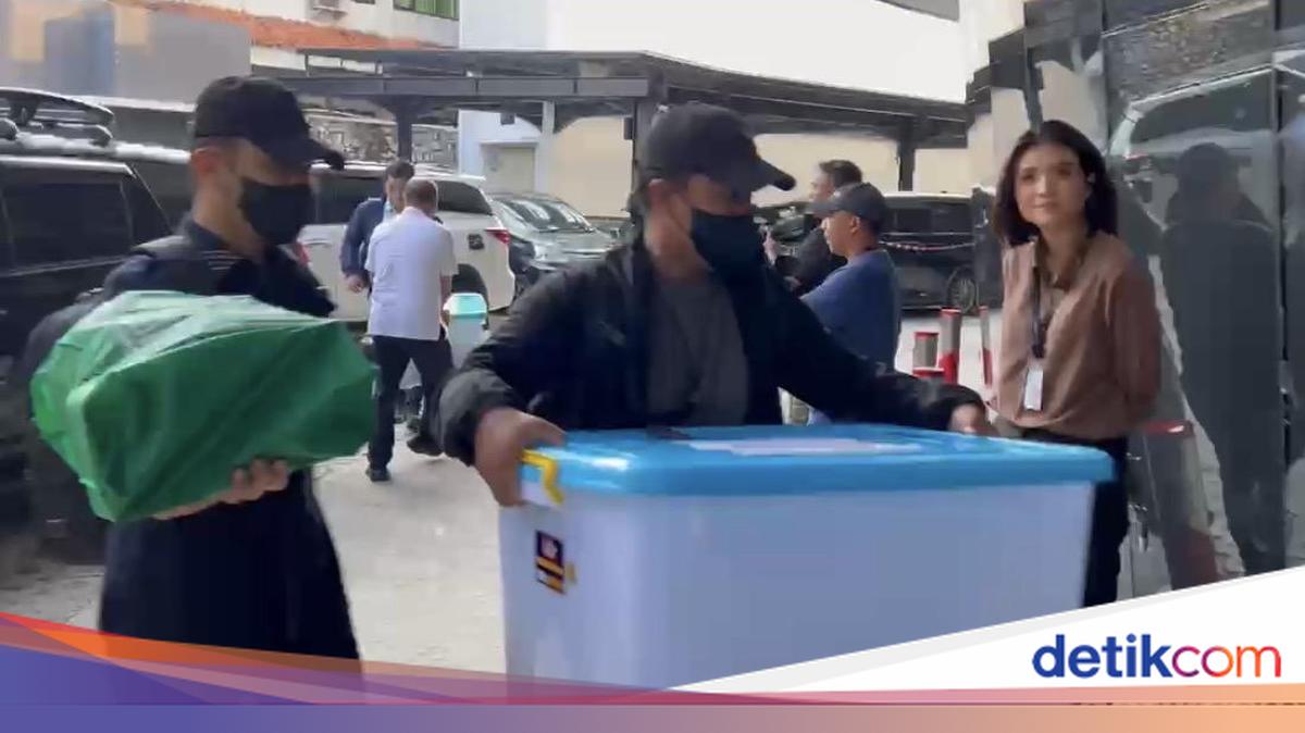 Police Hand Over Evidence in Three Corruption Cases Linked to Febrie to AGO