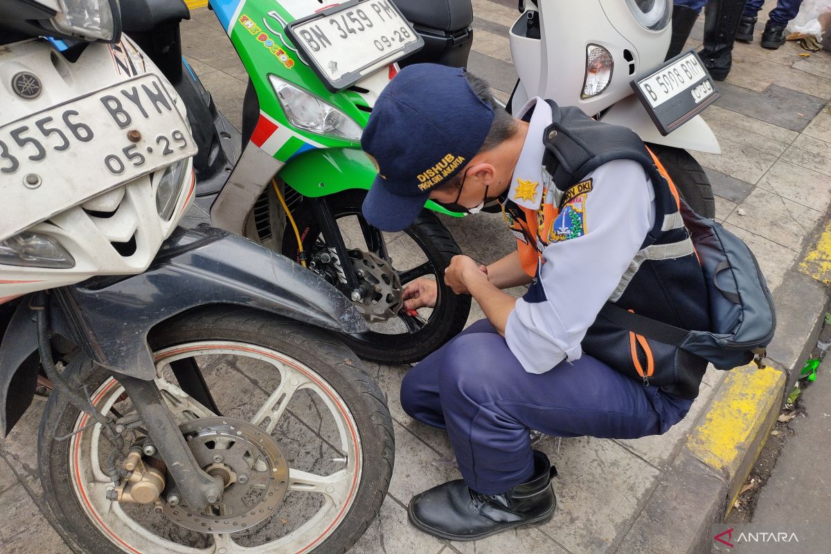 Joint task force cracks down on illegal parking in West Jakarta's Palmerah area