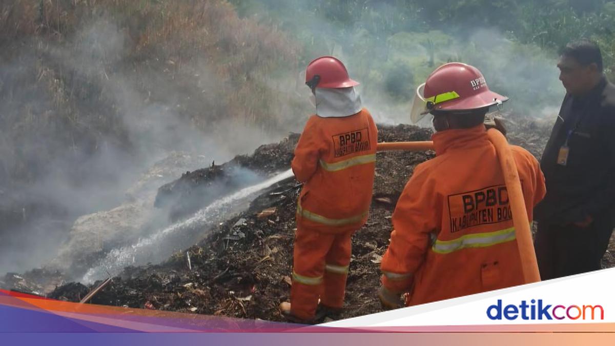 Fire at Illegal Cikeas Landfill Has Been Burning Since Last Week, Smoke Re-emerges