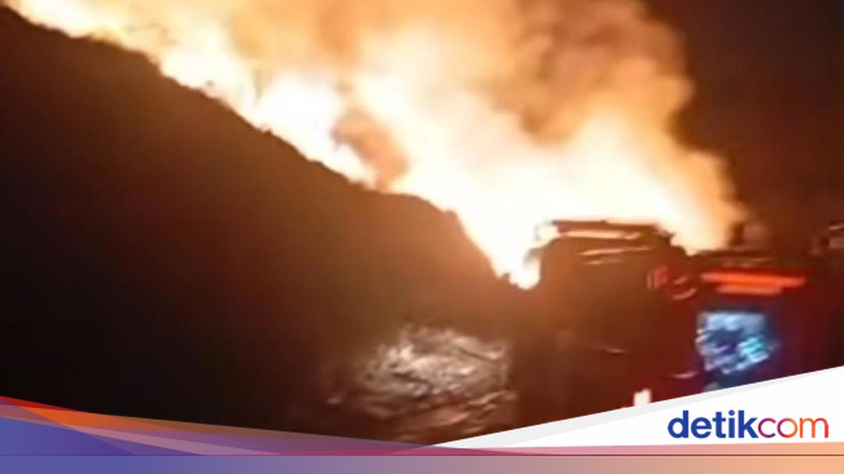 Cipayung Landfill in Depok Engulfed in Flames