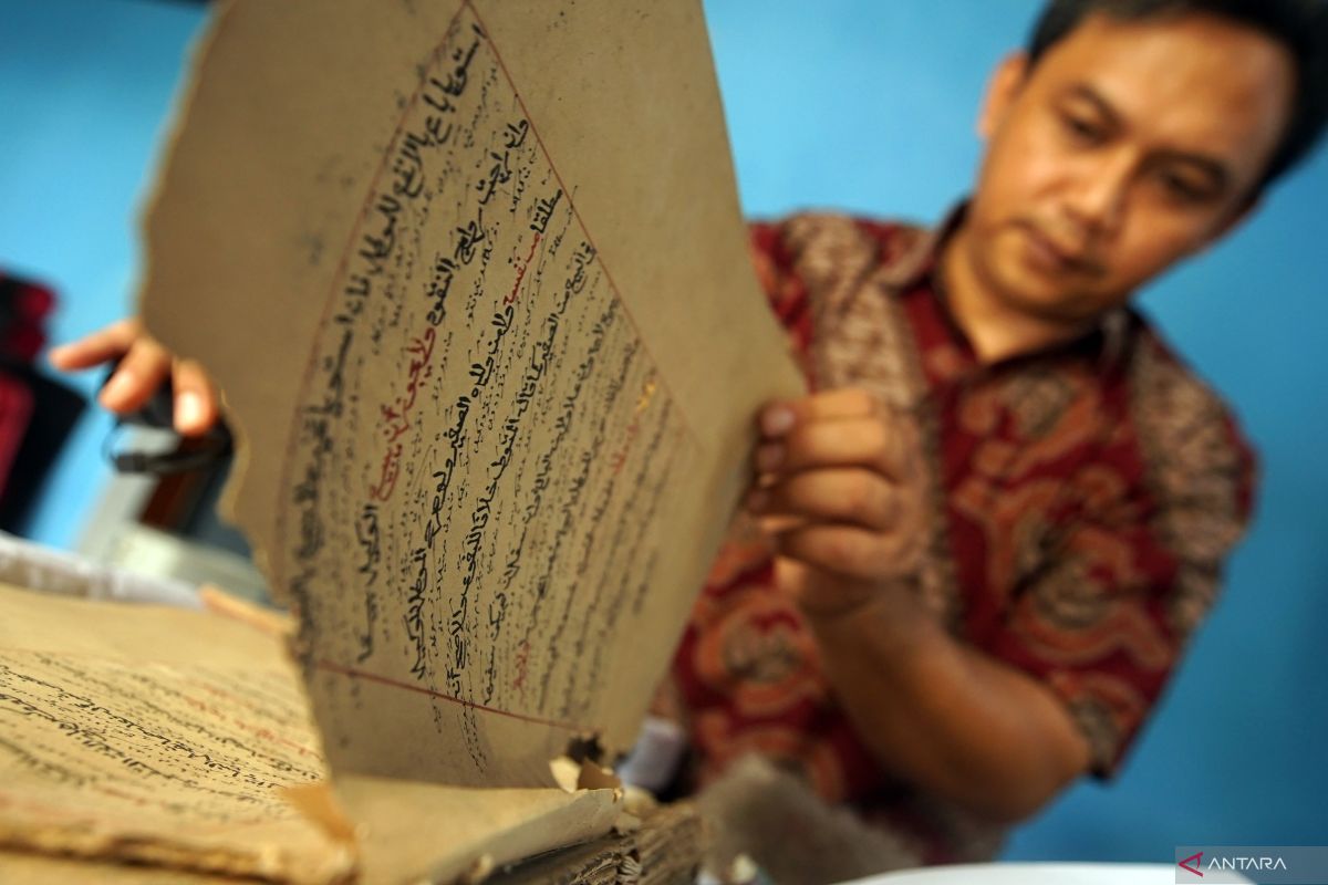 Trenggalek History Enthusiast Preserves Nine 19th-Century Manuscripts