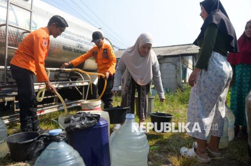 Prolonged Dry Season: Dramaga Residents Rely on Clean Water Aid