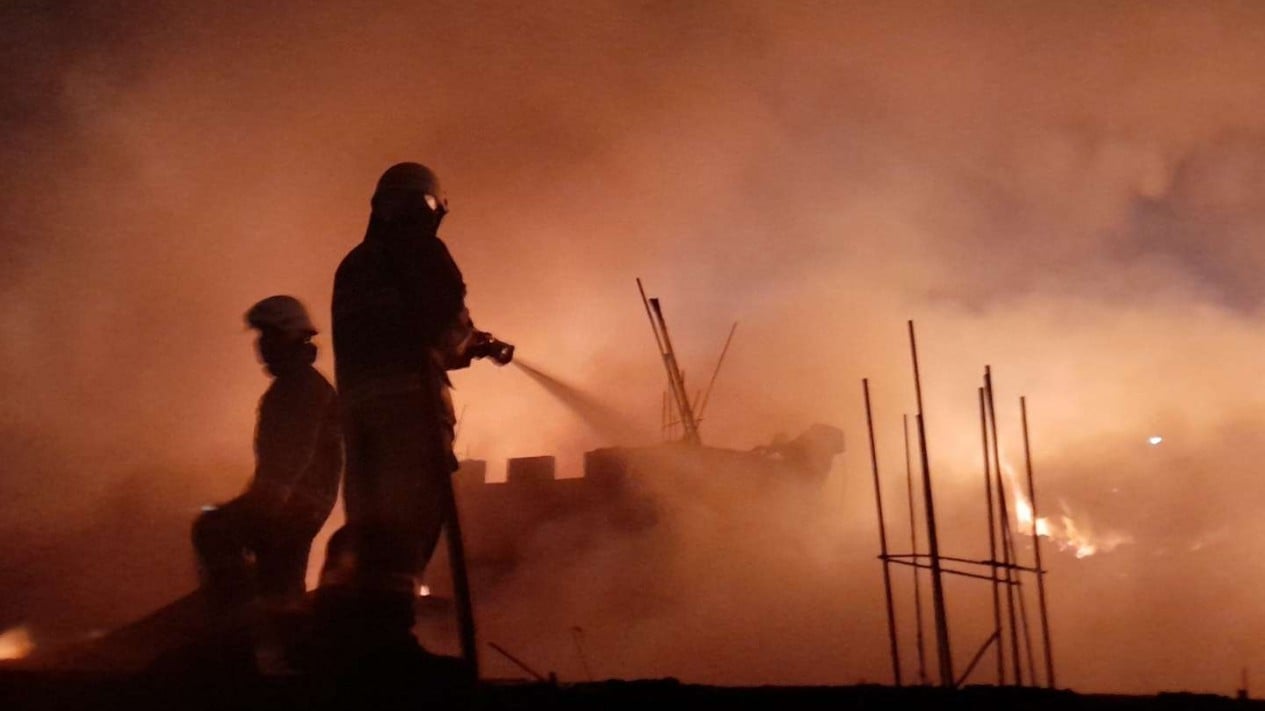 Large Fire Engulfs Cipayung Landfill Area in Depok, Queuing Rubbish Trucks Saved