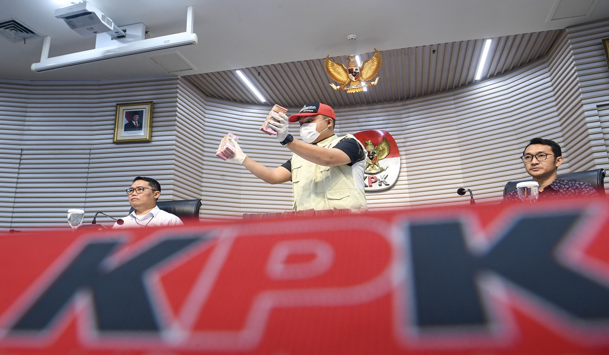 KPK Probes Link Between Forestry Minister's Envelope and Forest Release Bribery Case