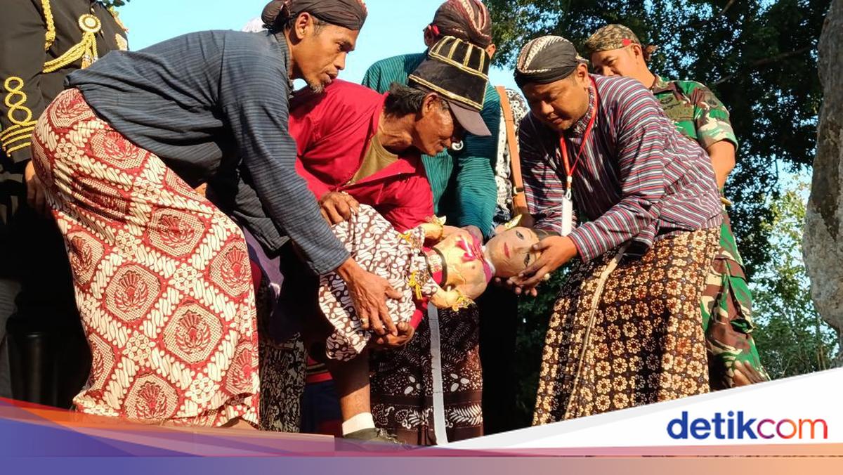 Saparan Bekakak Tradition at Mount Gamping, Sleman, Held Today