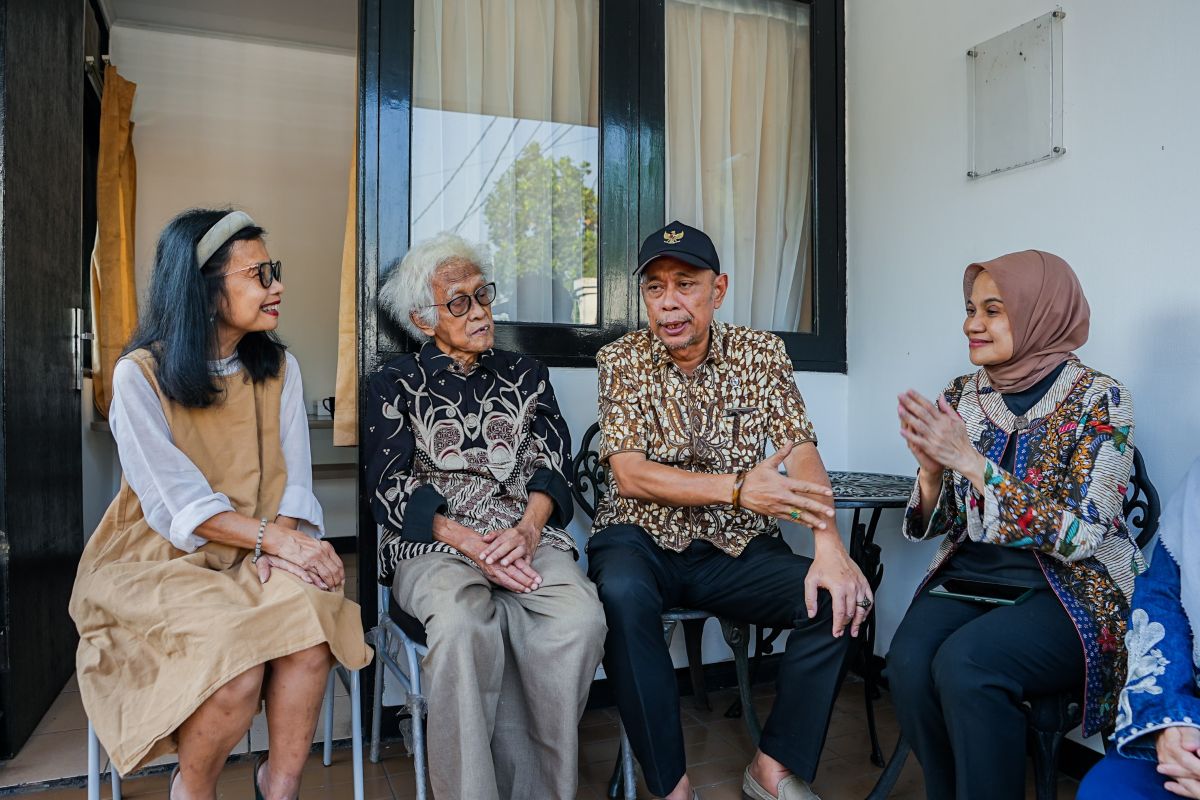 Deputy Minister Ensures Sayuti Melik's Son's Needs Are Met