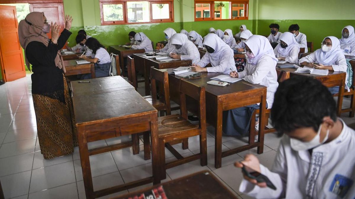 West Java Considers Reinstating Tuition Fees for Affluent High School Students