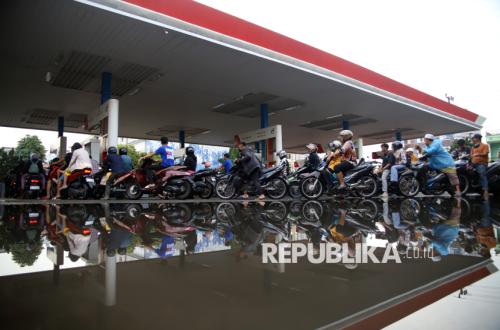 Fuel Queues Snaking in North Sumatra, Pertamina Adds 30 Tanker Trucks