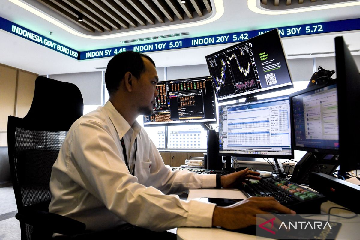 IHSG predicted to weaken amid profit-taking ahead of weekend