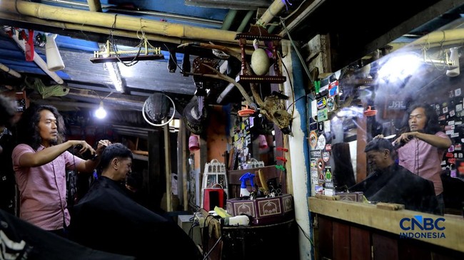 Bogor Barber Holds Price at IDR 5,000 for Two Decades Despite Rising Costs