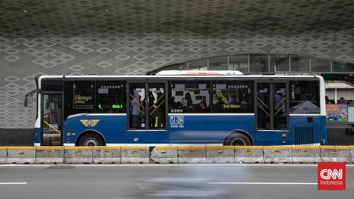 TransJakarta Kebon Sirih Shelter City-Bound Closed for MRT Works