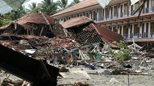 Tsunami Sweeps 250 km of Southern Java, 600 Killed — Survivor Thrown to Third Floor