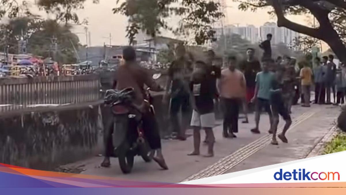 Viral Video Shows Children Blocking Motorbikes on Jakarta Footpath