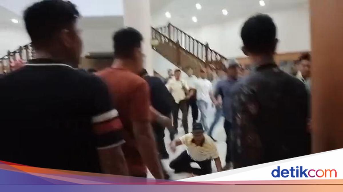 Riau DPRD Budget Meeting Erupts into Brawl Between Council Leaders and Members