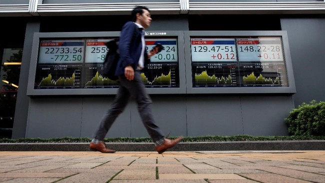 Tokyo Officials Embrace Shorts in Office to Save Energy Amid Heatwave