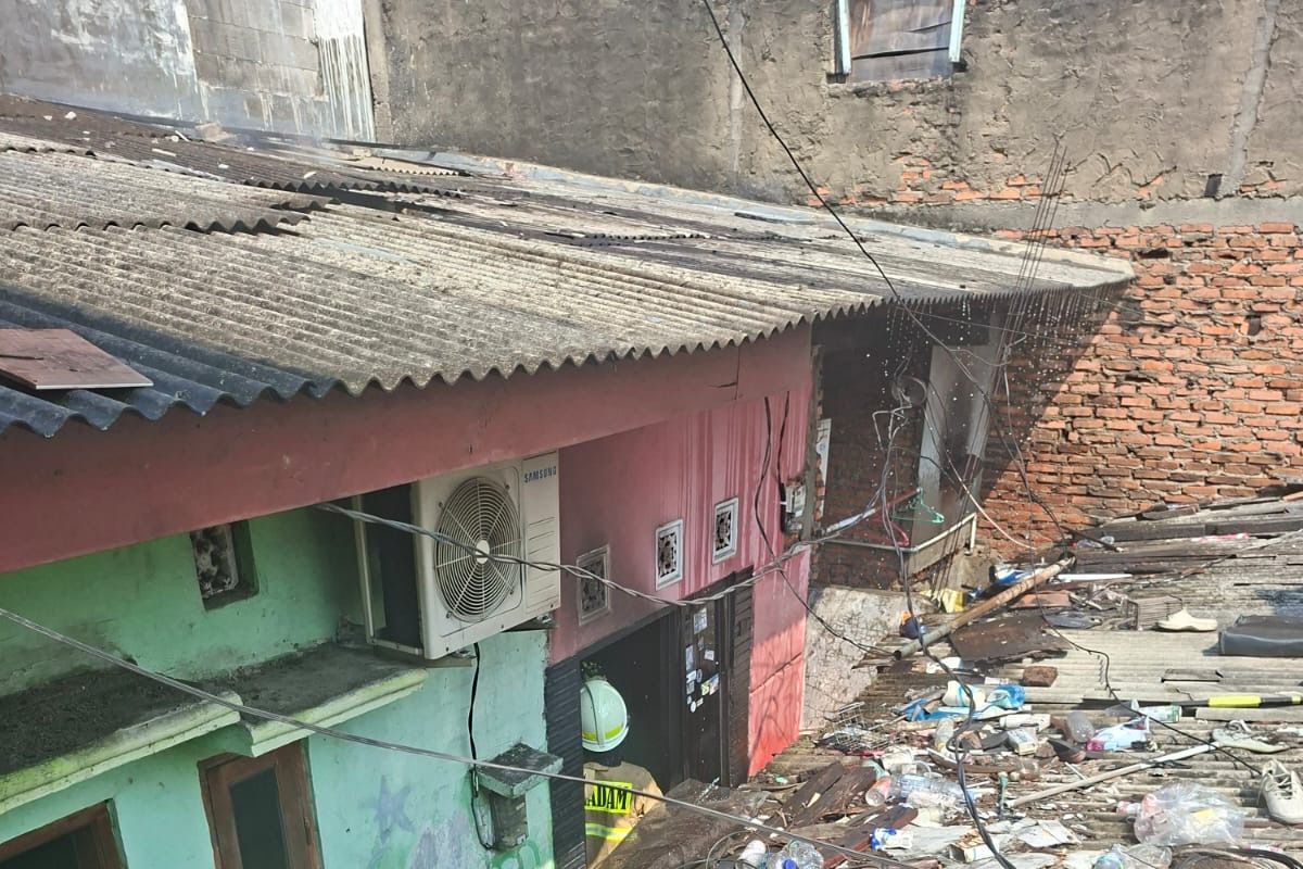 North Jakarta Fire Service Extinguishes House Fire in Tanjung Priok