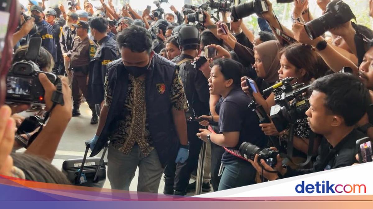 Don Ritto and 8 Suitcases of Evidence in Three Corruption Cases Arrive at AGO