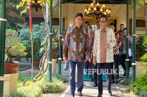Finance Minister Purbaya Visits Yogyakarta Governor, Discusses Electric Rickshaw Programme