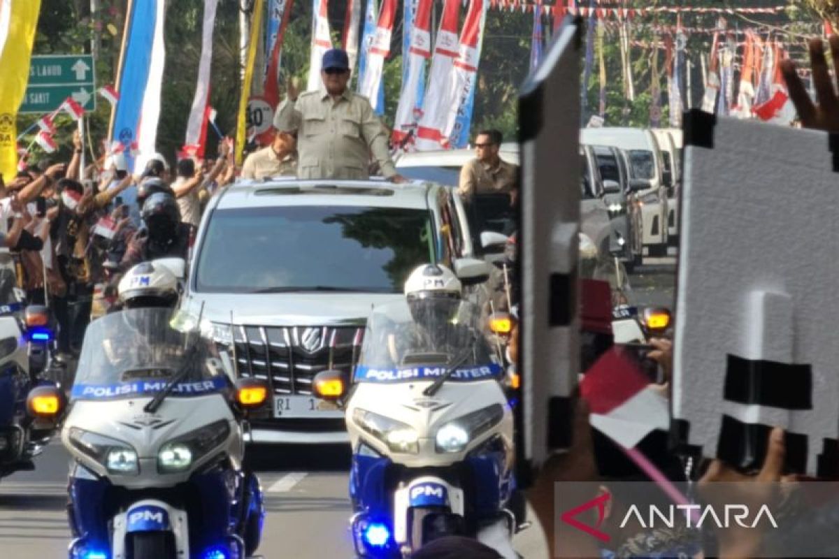 Residents of Malang Wave Red and White Flags to Welcome President Prabowo