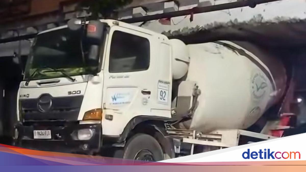 Lorry Stuck in Matraman Due to Driver Using Mobile Phone, Pramono Demands Tough Action