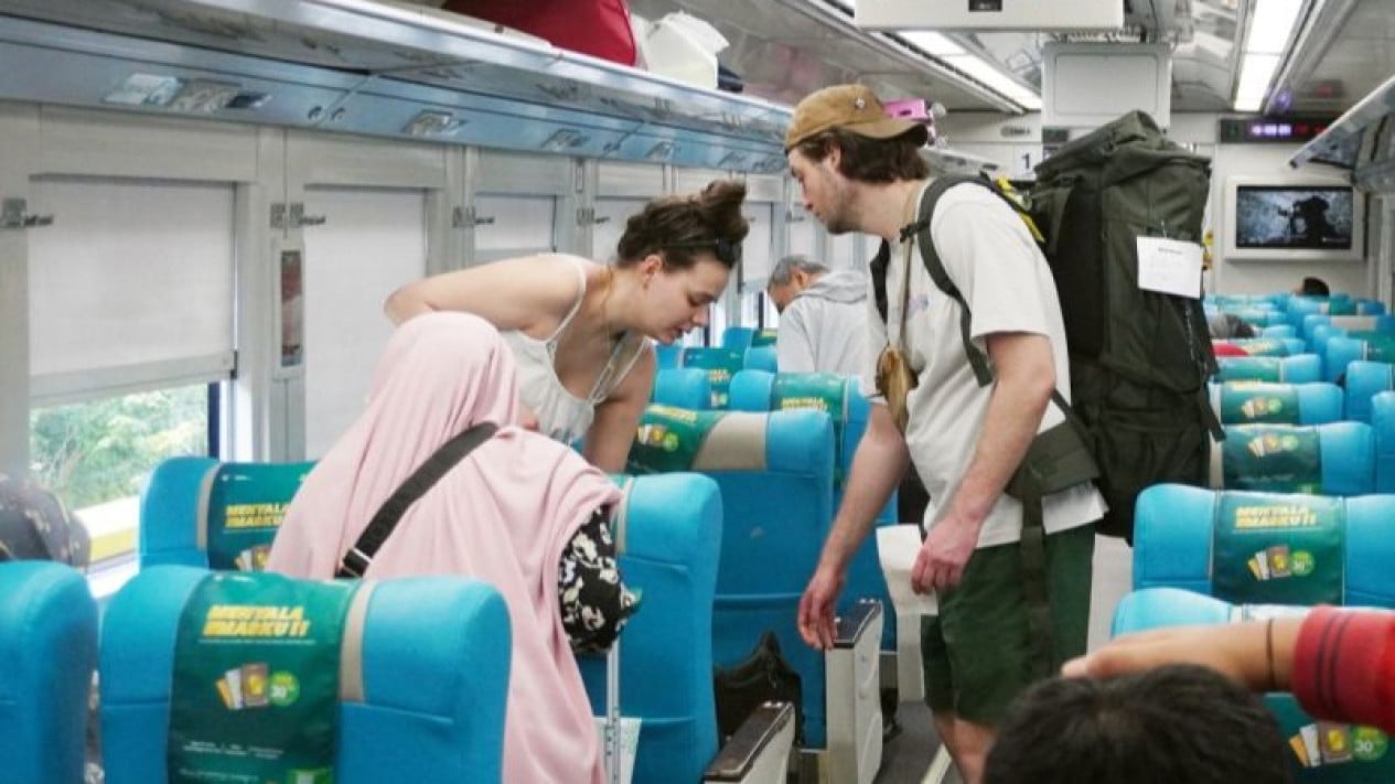 More Foreign Tourists Riding Trains, Here's the Proof