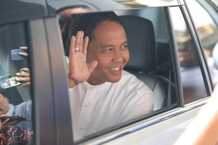 KPK Rejects Forestry Minister Raja Juli Antoni's Gratuity Report on Envelope from Kuansing Regent