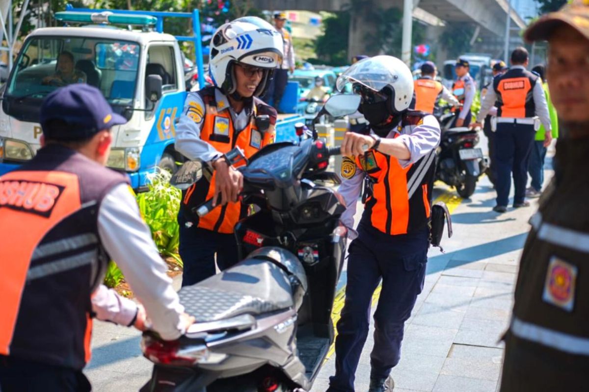 South Jakarta Authorities Clear Illegally Parked Motorcycles from Pavement Outside ITC Kuningan