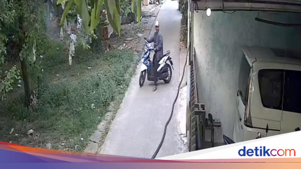 Depok Family Alleges Neighbour Terrorised Them by Kicking Fence and Brandishing Machete