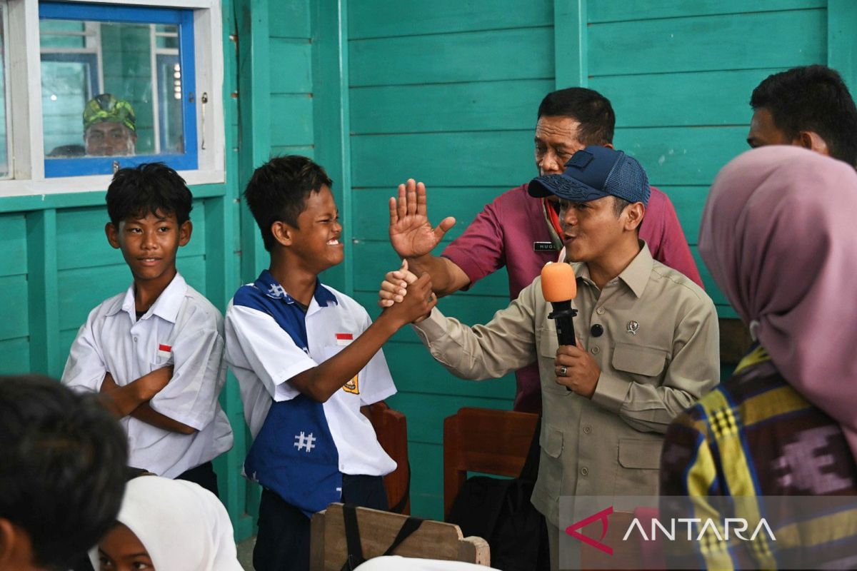 Deputy Minister Encourages Bajo Students in Wakatobi: 'You Can Be Great People'