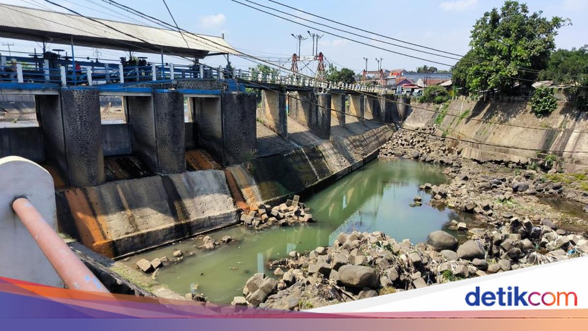 Ciliwung River Dries Up at Katulampa Weir, Bedrock Exposed
