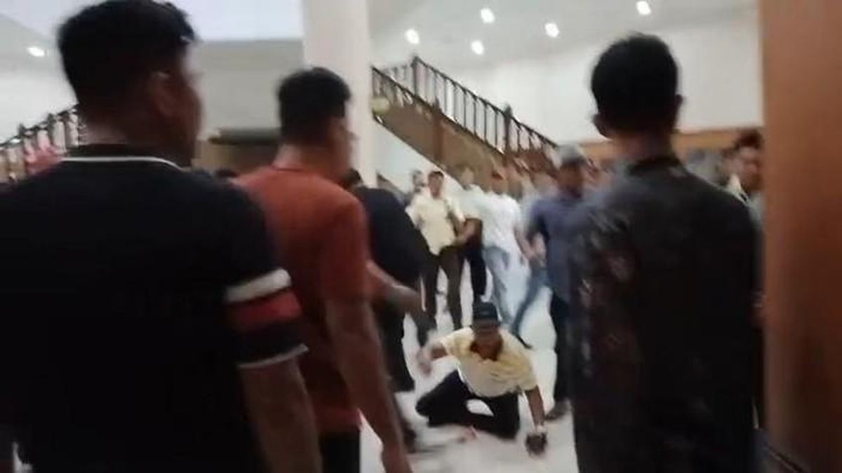 Brawl Erupts at Riau DPRD Budget Meeting, Golkar Apologises