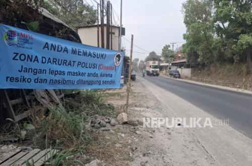 West Bandung Residents Erect Protest Banners After Governor's Inspection of 'Snow'-Causing Limestone Plant
