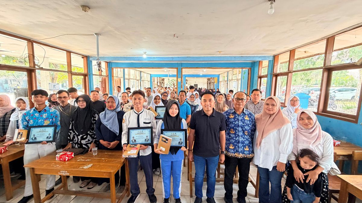 Nasdem Karawang Distributes PIP Aid and 300 Notebook Packages to Motivate Students