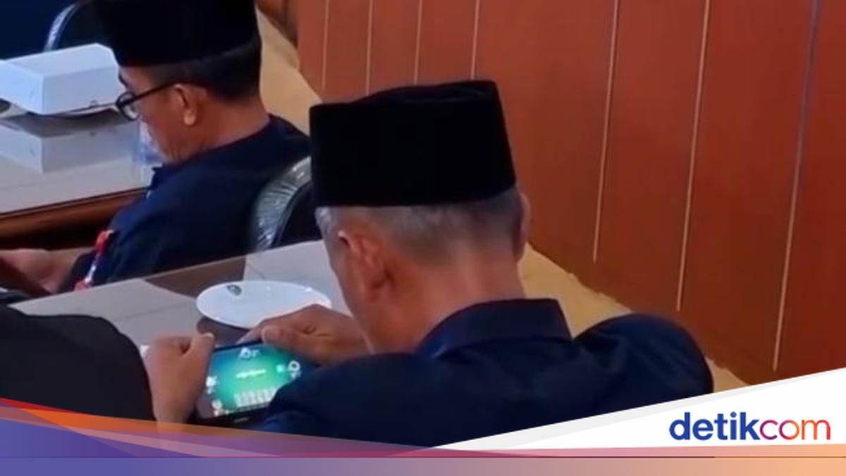 Viral Video Shows Madiun Sub-District Head Playing Game During DPRD Plenary Session