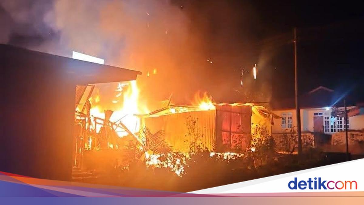 House and Three Business Stalls in Manggarai Destroyed by Fire, Losses Estimated at Hundreds of Millions of Rupiah