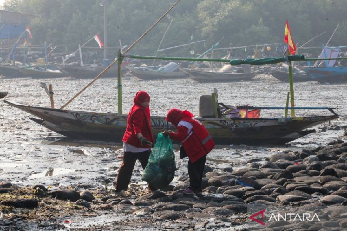 Volunteers Clean Up Plastic Waste on East Java Beaches