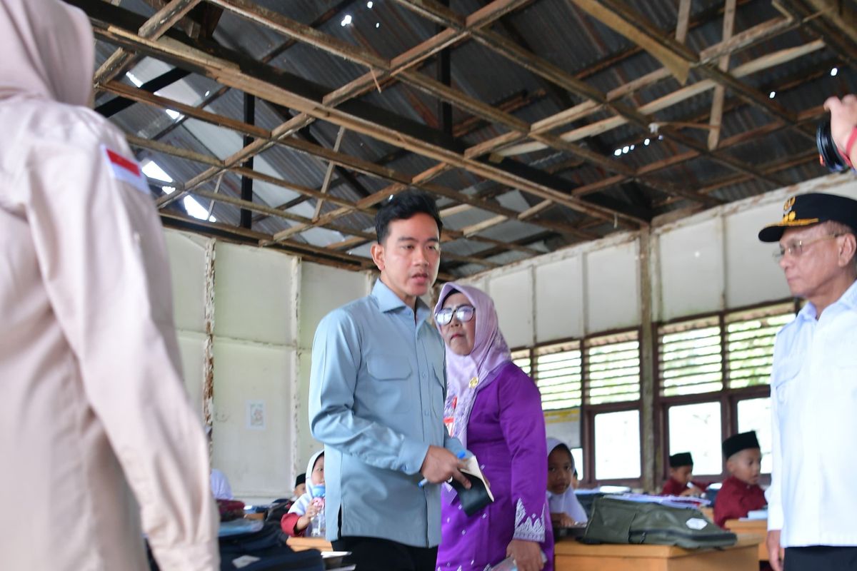 VP Gibran inspects Riau school, pledges support for revitalization