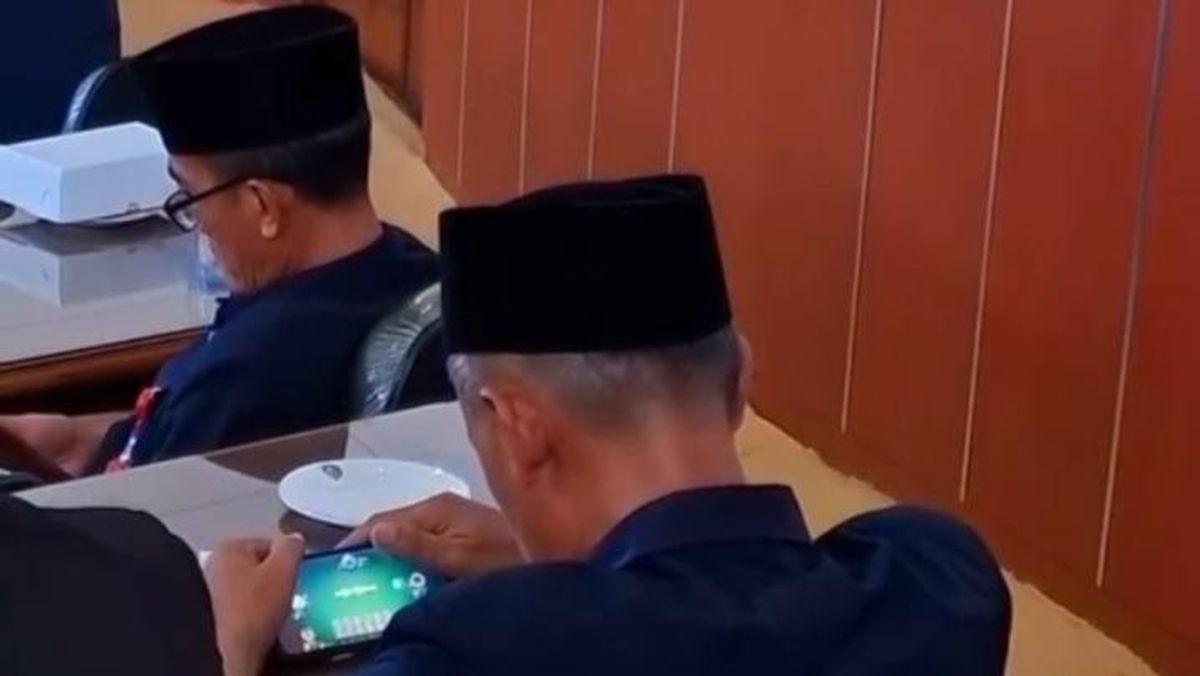 Madiun Official Goes Viral for Playing Game During DPRD Plenary Session, Who Is He?