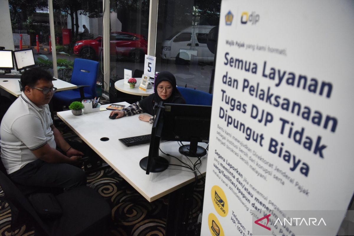 Analyst Proposes Indonesia Lower Tax Target Amid Economic Slowdown