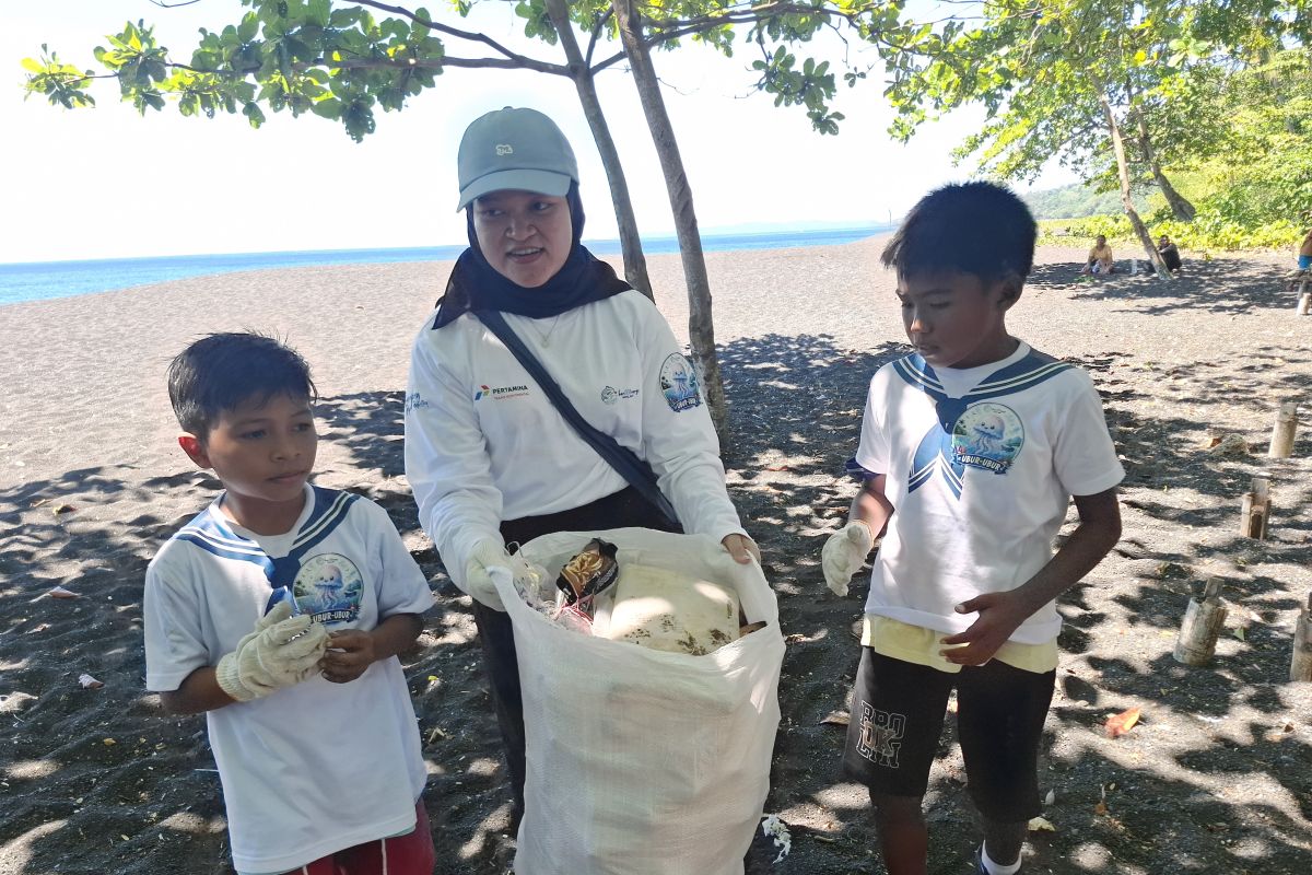 PTK Combines Coastal Education and Clean-Up for Students at Tangkoko Beach