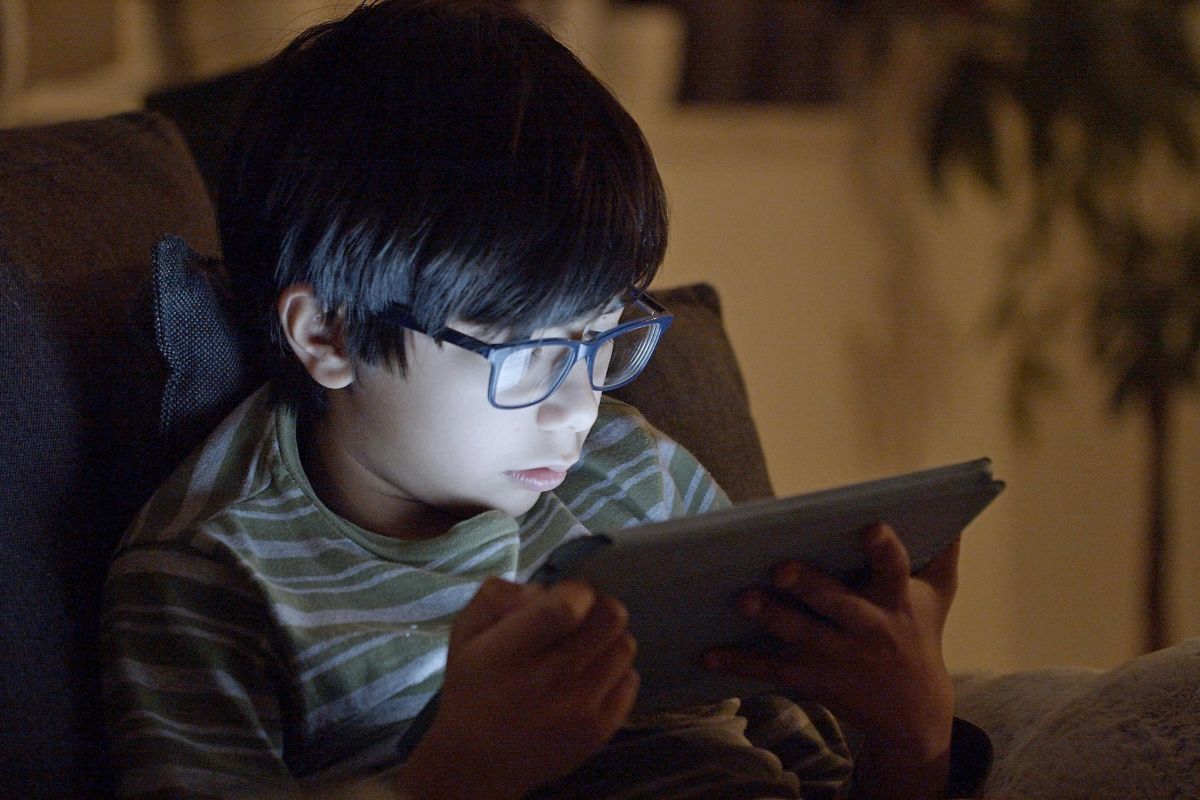 Ideal screen time limits by age, from children to adults