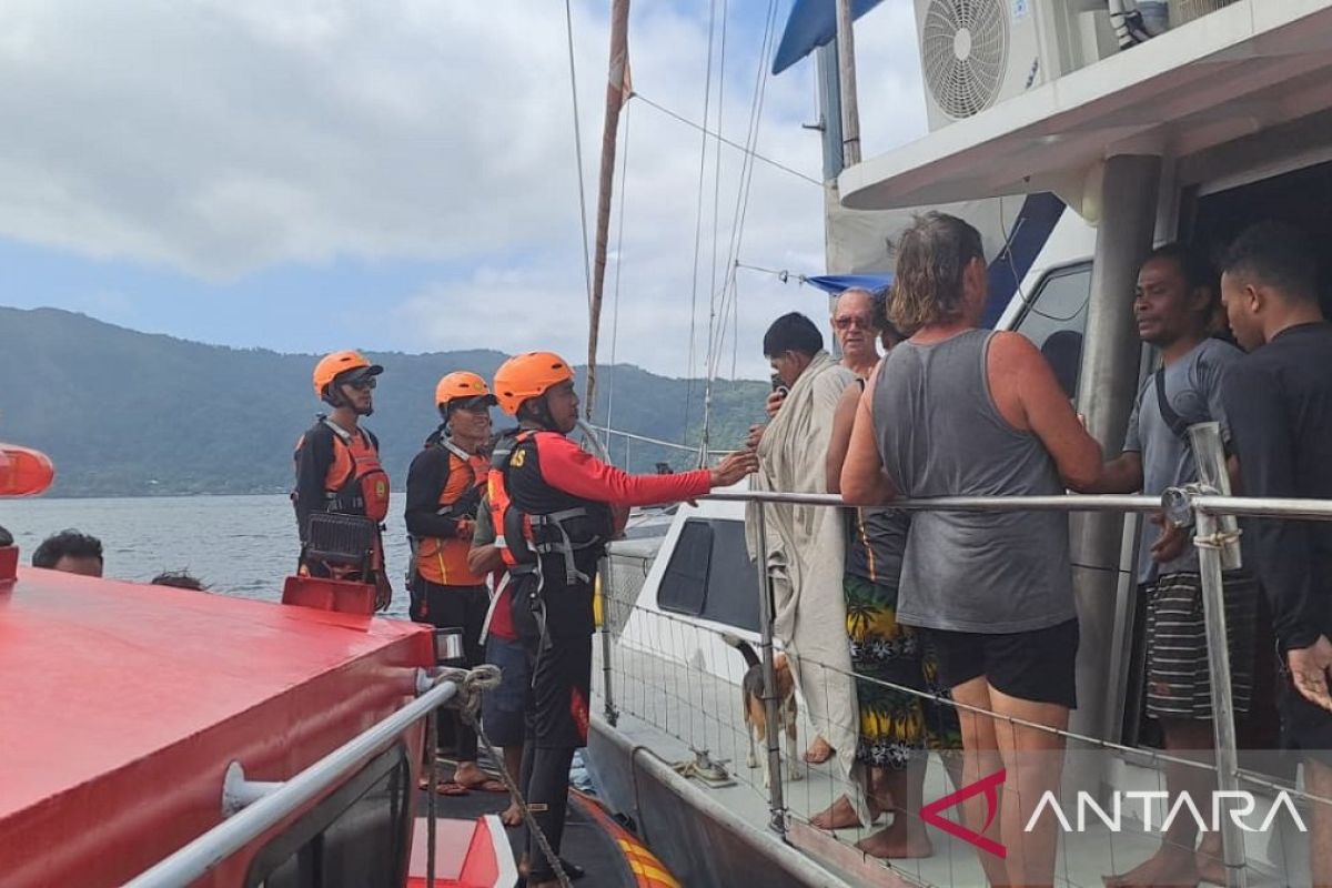 Joint SAR team evacuates eight crew from sunken ship in Central Maluku waters