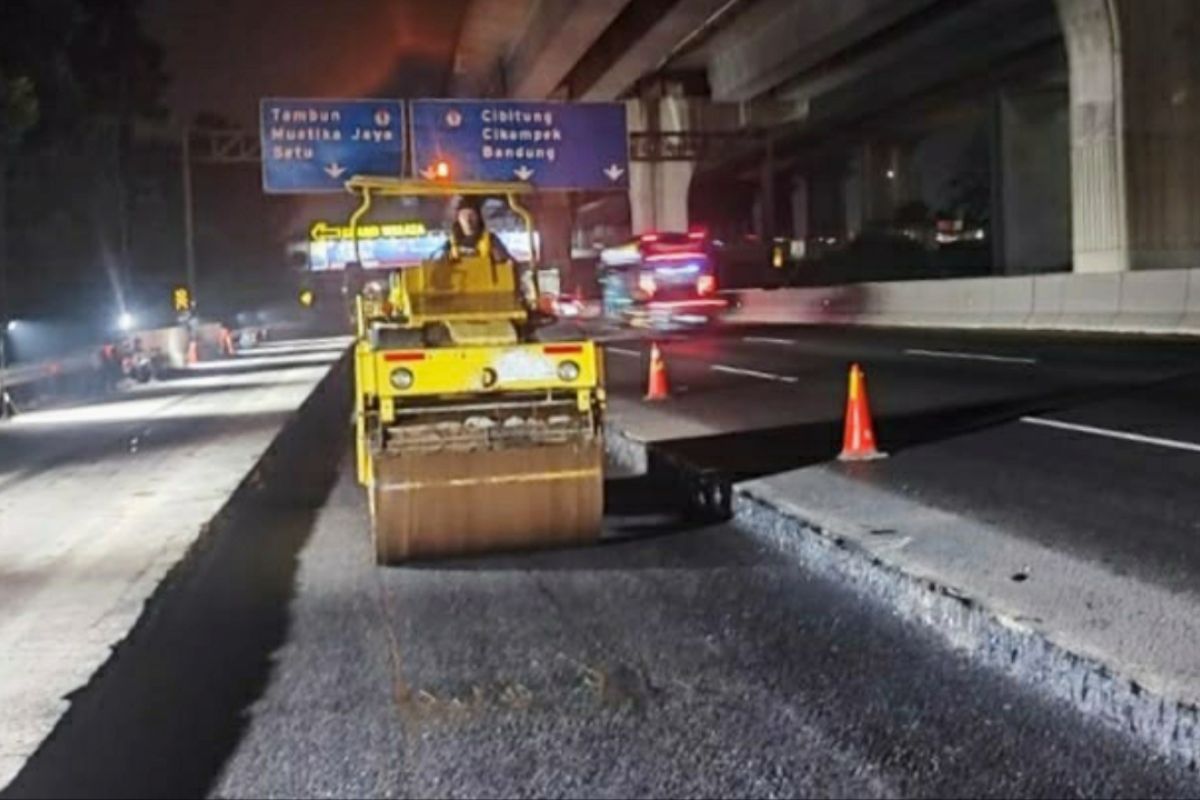 Jasamarga Conducts Routine Maintenance on Jakarta-Cikampek Toll Road