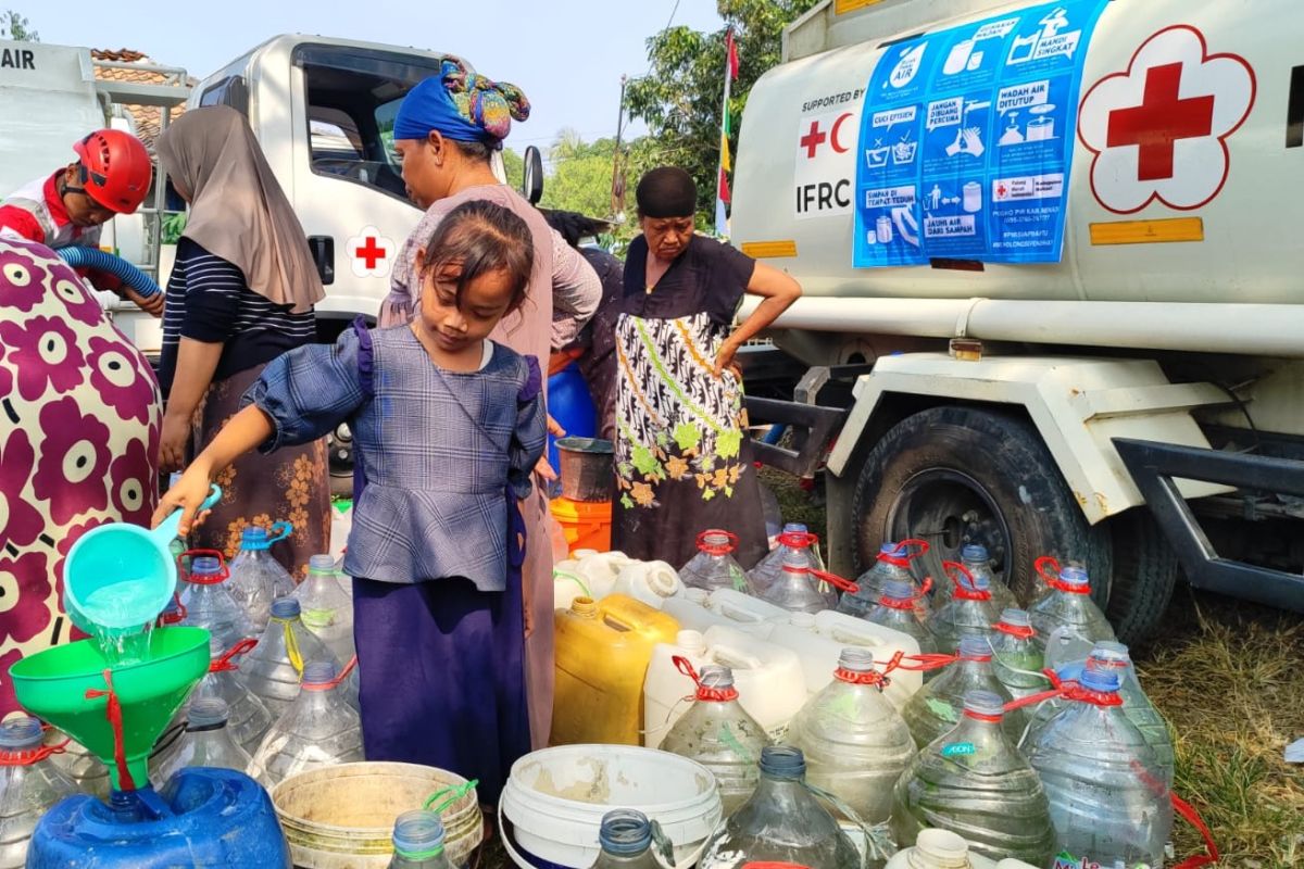 Indonesian Red Cross distributes 250,000 litres of clean water to drought-hit Bekasi residents
